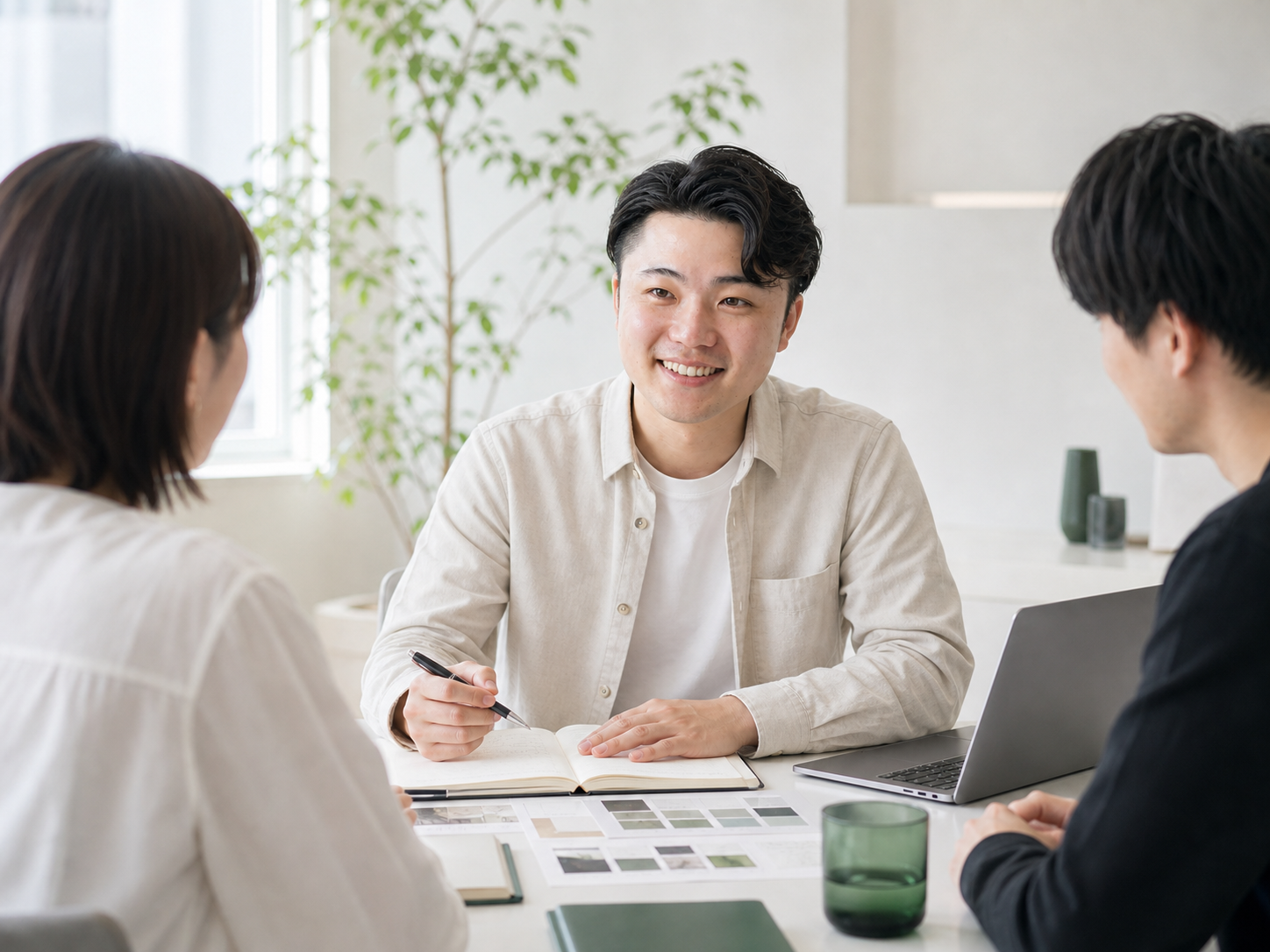 企業の会議室でホームページの方向性について丁寧に対話するブランディングヒアリングの様子
